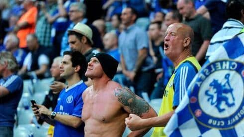 Hinchas del Chelsea en la tribuna. 