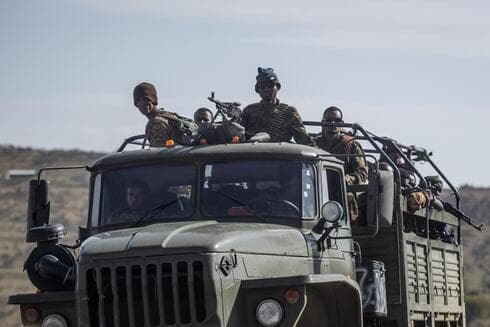 Soldados del gobierno etíope viajan en la parte trasera de un camión en la región de Tigray, en el norte de Etiopía. (AP) Soldados del gobierno etíope viajan en la parte trasera de un camión en la región de Tigray, en el norte de Etiopía.