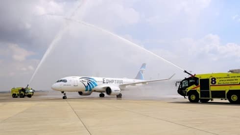 Festejo con camiones hidrantes del comienzo de las operaciones Egyptair en Israel semanas atrás. (Moni Shafir) Festejo con camiones hidrantes del comienzo de las operaciones Egyptair en Israel semanas atrás.