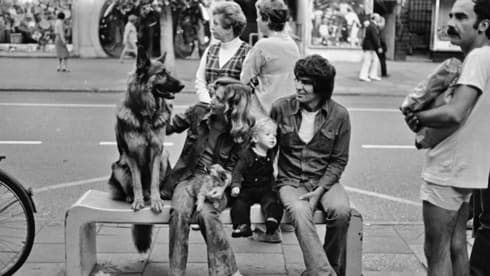Los cantantes Josie Katz y Shmulik Kraus en la calle Dizengoff durante la década de 1970.