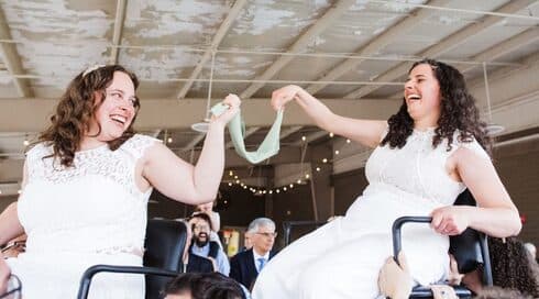 Las rabinas Becca Walker (izquierda) y Ariella Rosen durante su casamiento. (Kelly Prizel Photography) Las rabinas Becca Walker (izquierda) y Ariella Rosen durante su casamiento.