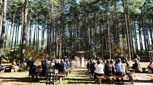 Ceremonia de casamiento de las rabinas Becca Walker y Ariella Rosen en Palmer, Massachusetts. (Kelly Prizel Photography) Ceremonia de casamiento de las rabinas Becca Walker y Ariella Rosen en Palmer, Massachusetts.