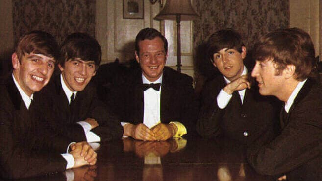 En el centro, Brian Epstein, apodado el "quinto Beatle". 