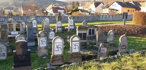 Esvásticas pintadas sobre tumbas de un cementerio judío en Francia. 