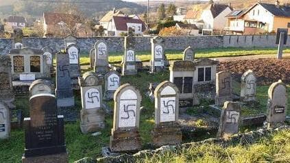 Esvásticas pintadas sobre tumbas de un cementerio judío en Francia. 