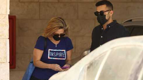 Sharon Alroy-Preis, jefa de Salud Pública, acompañada por un guardaespaldas tras recibir amenazas de muerte. 