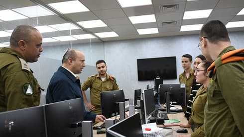 El entonces ministro de Defensa, Naftalí Bennett, visita un simulacro de las FDI durante la pandemia de coronavirus en 2020. (Ministerio de Defensa) El entonces ministro de Defensa, Naftalí Bennett, visita un simulacro de las FDI durante la pandemia de coronavirus en 2020.