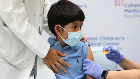 Un niño recibe la vacuna contra el COVID-19 en EE.UU. 