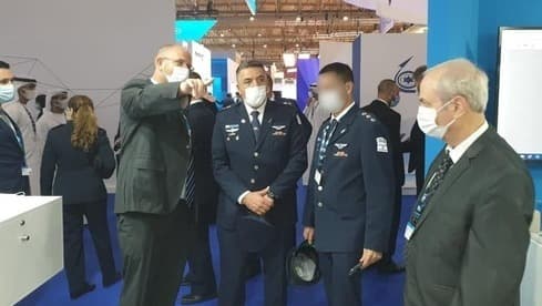 El comandante de la Fuerza Aérea de Israel, mayor general Amikam Norkin, visita el Dubai Airshow el domingo. 