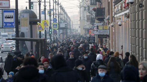 Calles llenas de gente en San Petersburgo durante el reciente aumento de casos de coronavirus en Rusia. 