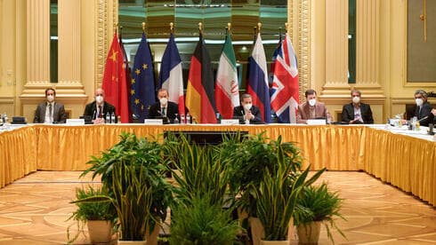 Miembros del acuerdo nuclear asisten a una reunión en el Gran Hotel de Viena para restaurar el pacto. 