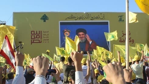 Seguidores de Hezbollah participan de una ceremonia por el 13° aniversario del fin de la guerra de 2006 con Israel, en el sur del Líbano. (AFP) Seguidores de Hezbollah participan de una ceremonia por el 13° aniversario del fin de la guerra de 2006 con Israel, en el sur del Líbano.