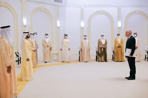El embajador de Israel en los Emiratos Árabes Unidos, Amir Hayek, presenta sus credenciales al gobernante de Dubai, el jeque Muhammad bin Rashid al-Maktum. (TPS) El embajador de Israel en los Emiratos Árabes Unidos, Amir Hayek, presenta sus credenciales al gobernante de Dubai, el jeque Muhammad bin Rashid al-Maktum.