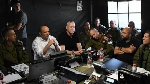 El primer ministro Naftali Bennett y el ministro de Defensa Benny Gantz con altos mandos de las FDI. (Amos Ben Gershom ) El primer ministro Naftali Bennett y el ministro de Defensa Benny Gantz con altos mandos de las FDI.