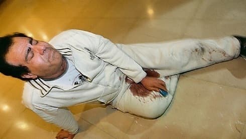 Izzeldin Abuelaish en 2009, luego de que sus hijas fueran asesinadas por los bombardeos de las FDI. ( Shaul Golan ) Izzeldin Abuelaish en 2009, luego de que sus hijas fueran asesinadas por los bombardeos de las FDI.