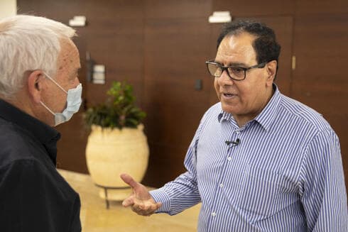 Izzeldin Abuelaish reunido con el ministro de Justicia, en la Knesset, esta semana. (Ynet ) Izzeldin Abuelaish reunido con el ministro de Justicia, en la Knesset, esta semana.