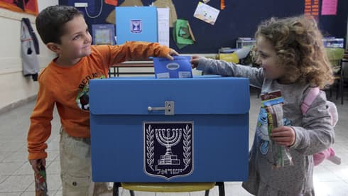 Niños en un colegio electoral durante las elecciones de marzo de 2021. 