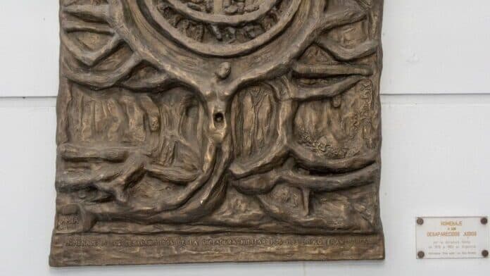 Altorrelieve de bronce realizado por la artista Sara Brodsky. 