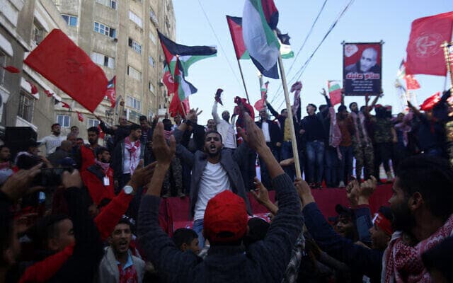  Palestinos participan en una manifestación para conmemorar el 52 aniversario del Frente Popular para la Liberación de Palestina (FPLP), en la ciudad de Gaza. 