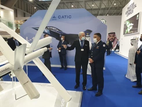 El jefe de la Fuerza Aérea israelí, Amikam Norkin, visita el Dubai Airshow durante su primera visita al estado del Golfo. (Unidad Portavoz de las FDI) El jefe de la Fuerza Aérea israelí, Amikam Norkin, visita el Dubai Airshow durante su primera visita al estado del Golfo.