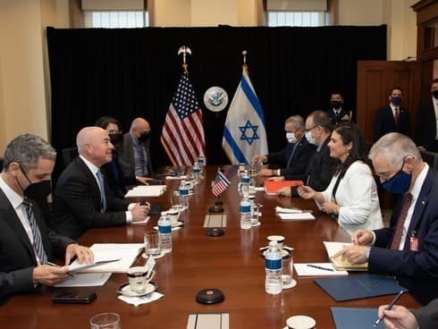 La ministra del Interior Ayelet Shaked y su equipo se reúnen con el secretario de Seguridad Nacional Alejandro Mayorkas y su equipo en Washington el jueves. 