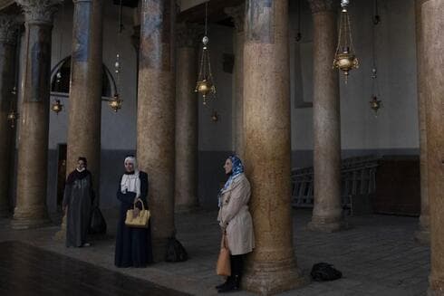 Mujeres posan para una foto junto a las columnas renovadas, durante una visita a la Iglesia de la Natividad en Belén, Cisjordania, el 16 de noviembre del 2021. (Nasser Nasser/AP) Mujeres posan para una foto junto a las columnas renovadas, durante una visita a la Iglesia de la Natividad en Belén, Cisjordania, el 16 de noviembre del 2021.