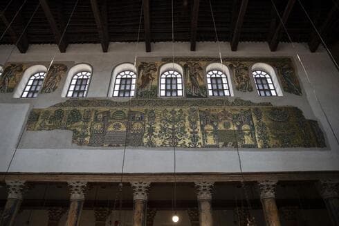 Una sección de mosaico renovado adorna la Basílica de la Natividad, en la ciudad cisjordana de Belén, el jueves 11 de noviembre de 2021. (Nasser Nasser/AP) Una sección de mosaico renovado adorna la Basílica de la Natividad, en la ciudad cisjordana de Belén, el jueves 11 de noviembre de 2021.
