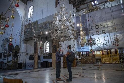Turistas visitan la Basílica de la Natividad, en la ciudad cisjordana de Belén, el martes 16 de noviembre de 2021. (Nasser Nasser/AP) Turistas visitan la Basílica de la Natividad, en la ciudad cisjordana de Belén, el martes 16 de noviembre de 2021.