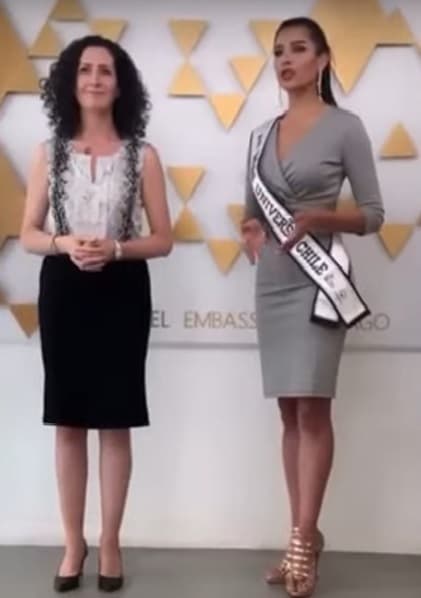 Captura de imagen del video que la embajadora israelí en Chile y la candidata a Miss Universo filmaron juntas. (Youtube) La embajadora israelí en Chile y la candidata a Miss Universo filmaron un video juntas.