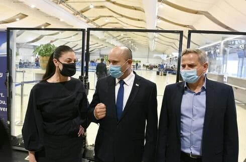La líder laborista y ministra de Transporte, Merav Michaeli; el primer ministro, Naftali Bennett, y el presidente de Meretz y ministro de Salud, Nitzan Horowitz. (GPO) La líder laborista y ministra de Transporte, Merav Michaeli; el primer ministro, Naftali Bennett, y el presidente de Meretz y ministro de Salud, Nitzan Horowitz.