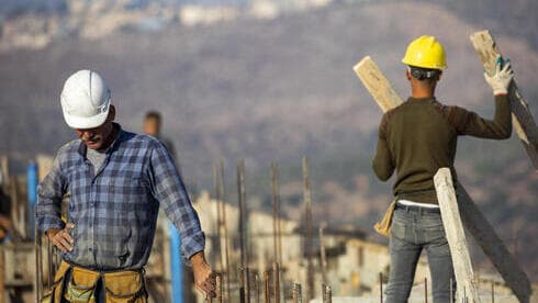 Construcción de nuevas casas en el asentamiento judío cisjordano de Bruchin. 