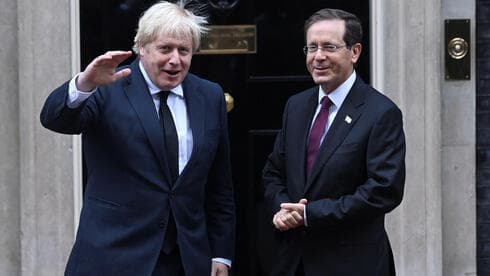 El primer ministro británico, Boris Johnson, le da la bienvenida al presidente de Israel, Isaac Herzog, en el 10 de Downing Street. (Reuters) El primer ministro británico, Boris Johnson, le da la bienvenida al presidente de Israel, Isaac Herzog, en el 10 de Downing Street.