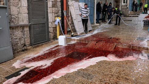 Trabajadores municipales limpian las calles de la Ciudad Vieja en el lugar del ataque. (AFP) Trabajadores municipales limpian las calles de la Ciudad Vieja en el lugar del ataque.