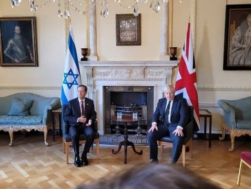 Isaac Herzog y Boris Johnson posan para los fotógrafos poco antes de la reunión protocolar. (Itamar Eichner) Isaac Herzog y Boris Johnson posan para los fotógrafos poco antes de la reunión protocolar.