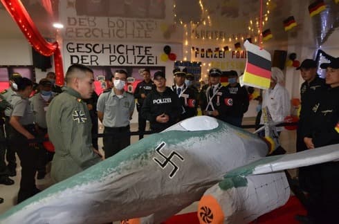 Tributo de la policía colombiana a la Alemania Nazi. 