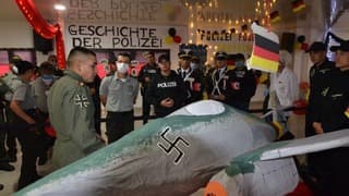 Tributo de la policía colombiana a la Alemania Nazi. 