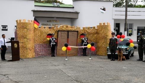 Un hombre se disfrazó de Hitler durante el acto. 