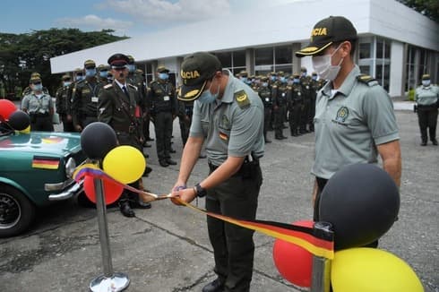 Acto de inauguración ante la mirada del falso Hitler. 
