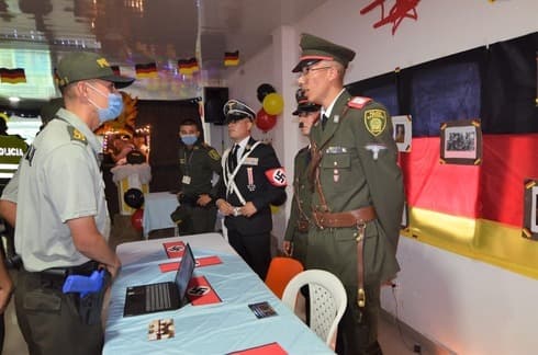 Tributo de la policía colombiana a la Alemania Nazi. 