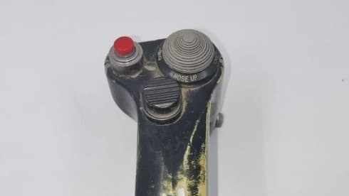 Empuñadura utilizada por el piloto del F-16 para bombardear el reactor nuclear iraquí. 