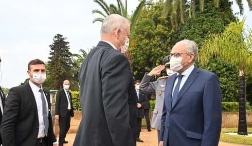 El ministro de Defensa Benny Gantz se reúne con su homólogo marroquí Abdullatif Loudiyi en Rabat. (Ministerio de Defensa) El ministro de Defensa Benny Gantz se reúne con su homólogo marroquí Abdullatif Loudiyi en Rabat.