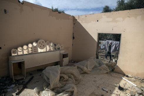 Un hombre pasa frente a una de las miles de viviendas destruidas en Gaza. 