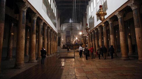 Los peregrinos cristianos visitan la Iglesia de la Natividad antes de los preparativos navideños en la ciudad de Belén, Cisjordania. 