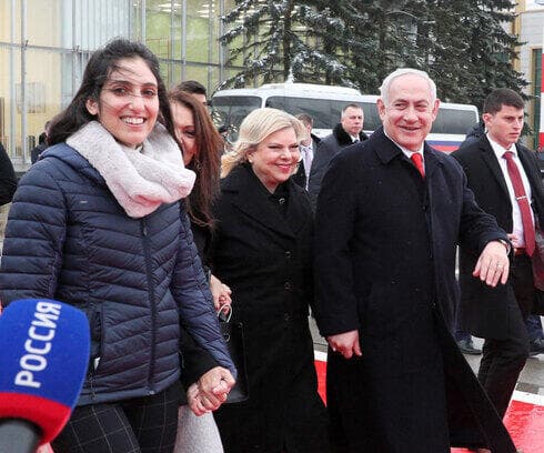 El entonces primer ministro Benjamin Netanyahu y su esposa Sara con Namaa Issachar después de su liberación de una prisión rusa el año pasado. (MCT) El entonces primer ministro Benjamin Netanyahu y su esposa Sara con Namaa Issachar después de su liberación de una prisión rusa el año pasado.