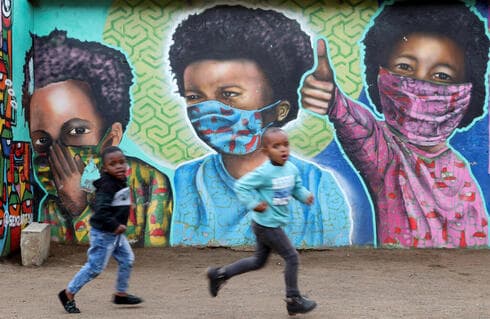 Israel y Gran Bretaña fueron los primeros países en tomar medidas para prevenir la propagación de la variante procedente de países del sur de África. (Reuters) Coronavirus Sudáfrica