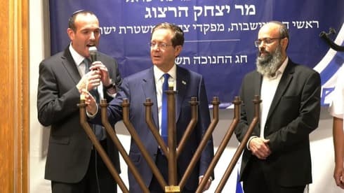 El presidente Isaac Herzog enciende la primera vela de Janucá en la Tumba de los Patriarcas en Hebrón. (Eli Mandelbaum) El El presidente Isaac Herzog enciende la primera vela de Janucá en la Tumba de los Patriarcas en Hebrón.Isaac Herzog durante su discurso en la Tumba de los Patriarcas.