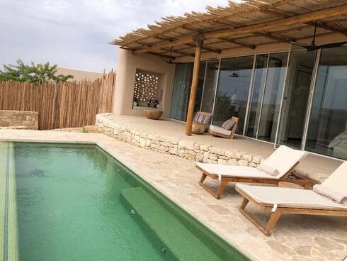 Una piscina privada en el exclusivo resort. 