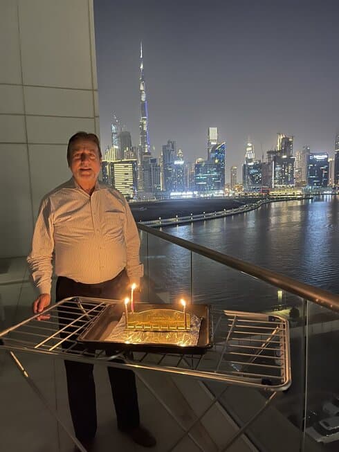 El rabino Elie Abadie, presidente del Consejo Judío de Emiratos, celebra Janucá en Dubai. (@RabbiElieAbadie ) El rabino Elie Abadie, presidente del Consejo Judío de Emiratos, celebra Janucá en Dubai.