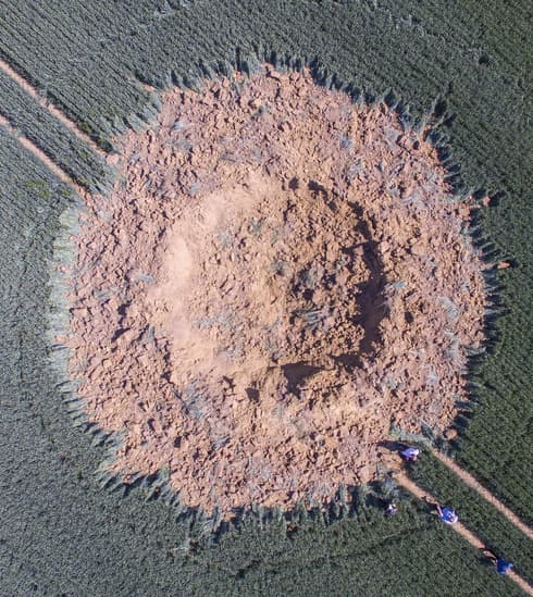 Vista aérea de una bomba de la Segunda Guerra Mundial que explotó hace dos años en una zona rural. (MCT) Bomba Alemania