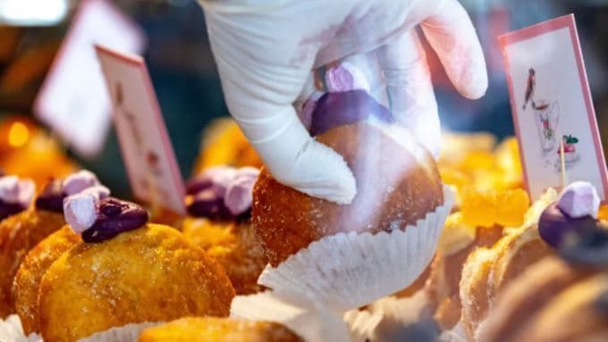 Los pueblos compran "sufganiyot" antes de la festividad judía de Janucá. 